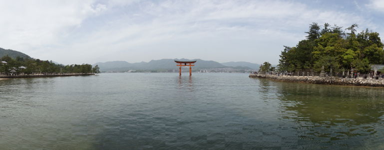 Plávajúca brána torii počas prílivu