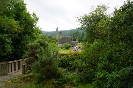 Pohľad na kláštorné mesto Glendalough od vstupu k nemu. Najznámejšie dve stavby - Kruhová veža a Kostol sv. Kevina