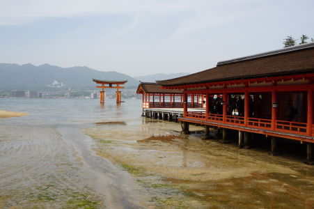 Svätyňa Icukušima a brána torii počas odlivu