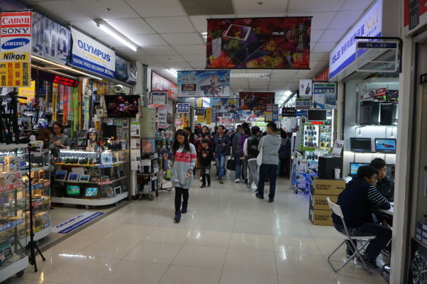 Guanghua Digital Plaza v Tchajpeji - obchodný dom, kde sa predáva len elektronika a príslušenstvo - raj pre milovníkov gadgetov, fotoaparátov, počítačov, mobilov, atď.
