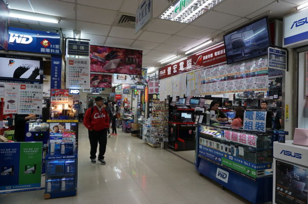 Guanghua Digital Plaza v Tchajpeji - obchodíky majú vylepené aktuálne cenníky elektroniky, ktorá sa tu predáva pomaly ako pečivo