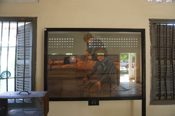 Mučenie väzňov - Obraz vo väzení Tuol Sleng (S-21) v Phnom Penhu