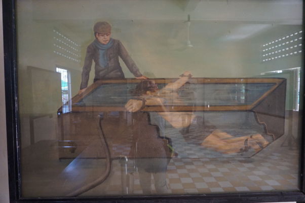 Mučenie väzňov - Obraz vo väzení Tuol Sleng (S-21) v Phnom Penhu