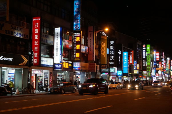 Obchody s elektronikou v okolí Guanghua Electronic Plaza v Tchajpeji