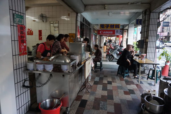 V uličkách Tchaj-nanu nájdete kopec malých reštaurácií so stolmi priamo na ulici