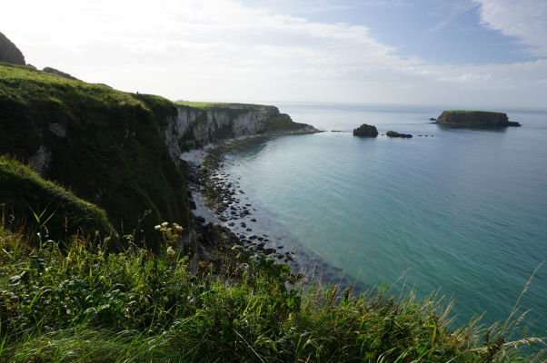 Útesy na severoírskom pobreží neďaleko ostrova Carrick-a-Rede