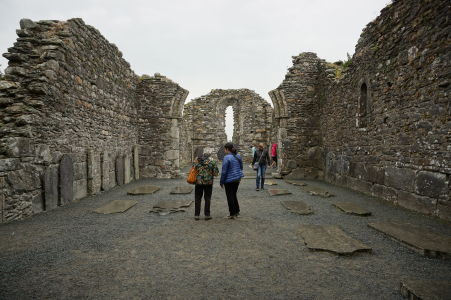 Zvyška Katedrály sv. Petra a Pavla v kláštore Glendalough - Na zemi i stenách je možné vidieť staré náhrobné kamene