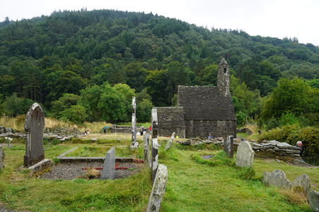 Kostol sv. Kevina v ruinách kláštora v Glendalough