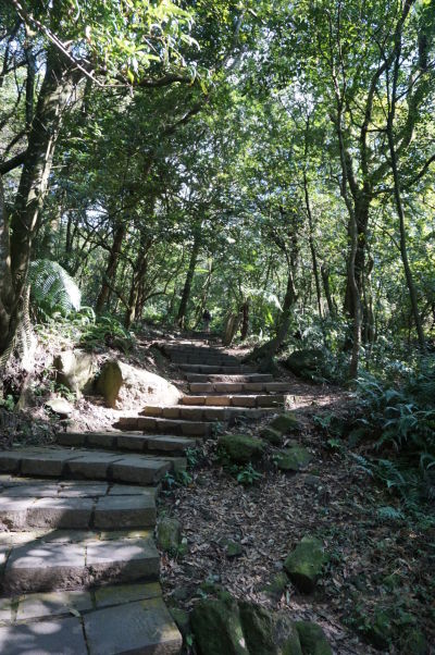 Turistický chodníček v Národnom parku Yangmingshan vedúci na vrchol hory Qixing