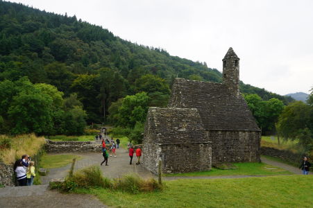 Kostol sv. Kevina v ruinách kláštora v Glendalough