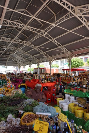 Krytá tržnica v centre Pointe-à-Pitre