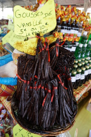 Na krytej tržnici v centre Pointe-à-Pitre môžete kúpiť napríklad aj vanilku