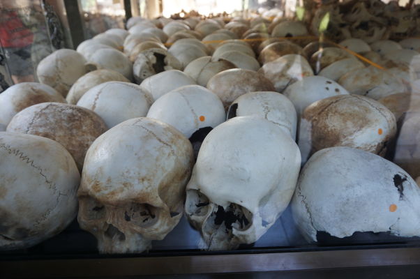 Vražedné polia Cheoung Ek - Vo vnútri pamätníka obetiam Červených Kmérov sú sklenené boxy s lebkami obetí režimu