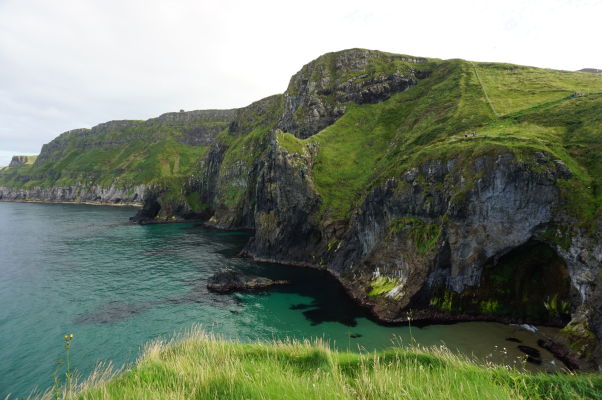 Pohľad na útesy, ktoré tvorili kedysi kráter sopky, z ostrova Carrick-a-Rede