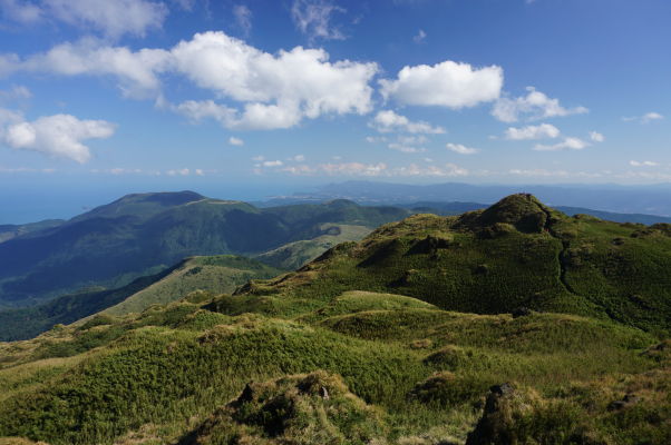 Výhľad z vrcholu hory Qixing (spiacej sopky) v Národnom parku Yangmingshan