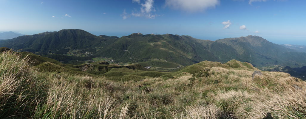 Výhľad z vrcholu hory Qixing (spiacej sopky) v Národnom parku Yangmingshan