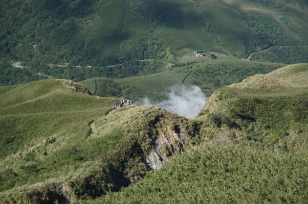 Para stúpajúca zo sírnych prieduchov na úpätí hory (a spiacej sopky) Qixing v Národnom parku Yangmingshan