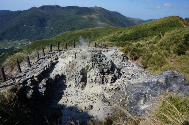 Para stúpajúca zo sírnych prieduchov na úpätí hory (a spiacej sopky) Qixing v Národnom parku Yangmingshan