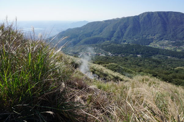 Para stúpajúca zo sírnych prieduchov na úpätí hory (a spiacej sopky) Qixing v Národnom parku Yangmingshan