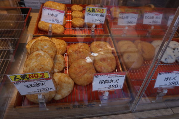 Na rybej tržnici Cukidži (Tsukiji) v Tokiu je možné kúpiť mnoho pochúťok, ktoré sú pre našinca občas ťažko identifikovateľné
