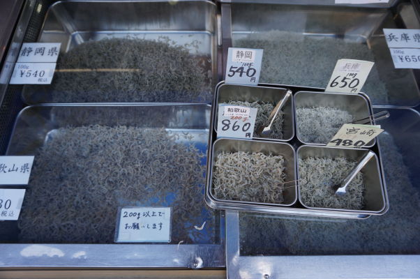 Na rybej tržnici Cukidži (Tsukiji) v Tokiu nájdete obrovský výber z darov mora