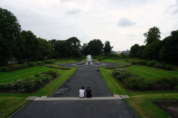 Park pred stredovekým hradom v Kilkenny