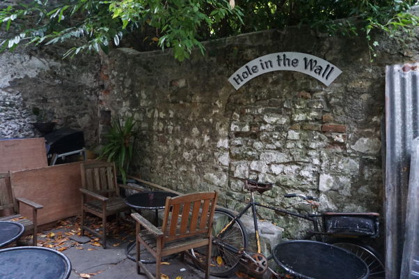 Vonkajšia terasa hostinca Hole in the Wall v Kilkenny