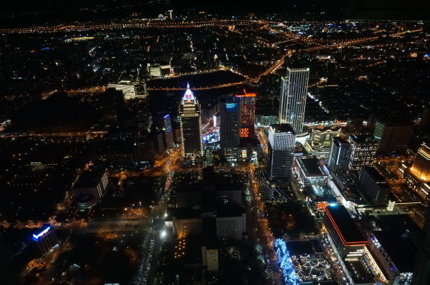 Pohľad na Tchaj-pej z mrakodrapu Taipei 101 v noci