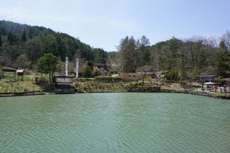 Jazero a drevené domčeky v skanzene Hida no Sato