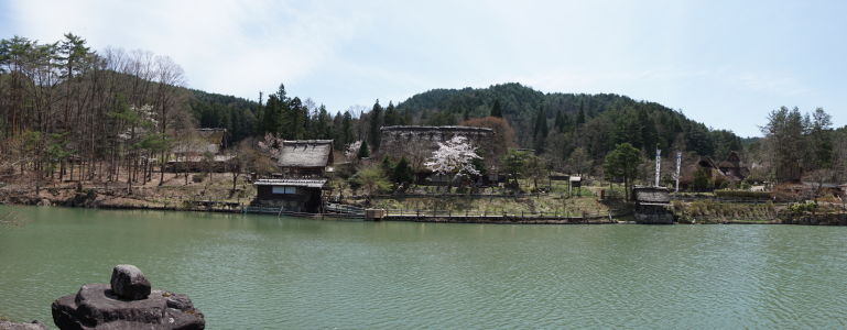Jazero a drevené domčeky v skanzene Hida no Sato