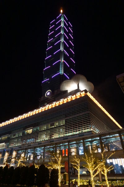 Mrakodrap Taipei 101 v Tchaj-peji v noci - podľa farby sa dá určiť deň v týždni