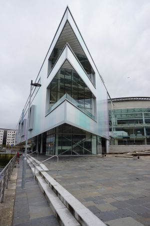Belfast Waterfront - Moderná výstavba na brehu rieky Lagan v Belfaste. Slúži ako konferenčné a výstavné centrum, ale i divadlo a koncertná sála