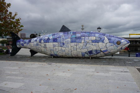 Socha "Bigfish" - keramická ryba, ktorej keramické "šupiny" tvoria obrázky a texty z novín o histórii z Belfastu