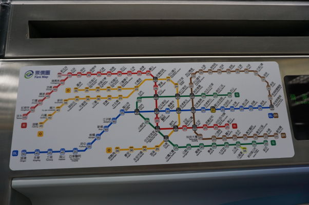 Plán metra v Tchaj-peji s cenami žetónov pre jednotlivé stanice