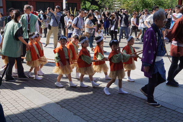 Oslavný sprievod v chráme Sensó-dži (Senso-ji) v Tokiu