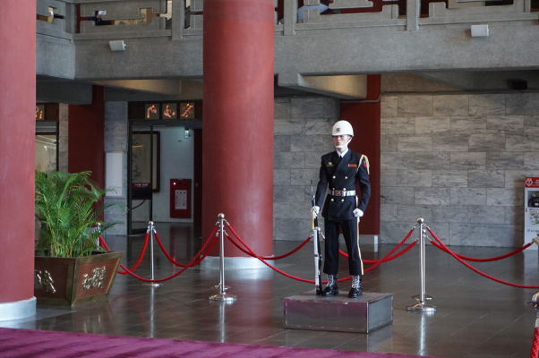 Čestná stráž v Sunjatsenovom pamätníku v Tchaj-peji - drsný výraz patrí k práci