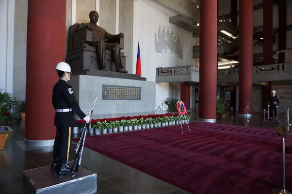 Čestná stráž v Sunjatsenovom pamätníku v Tchaj-peji