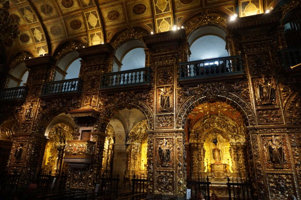 Zlatom zdobený barokový interiér chrámu v Kláštore sv. Benedikta v historickom centre Ria de Janeiro