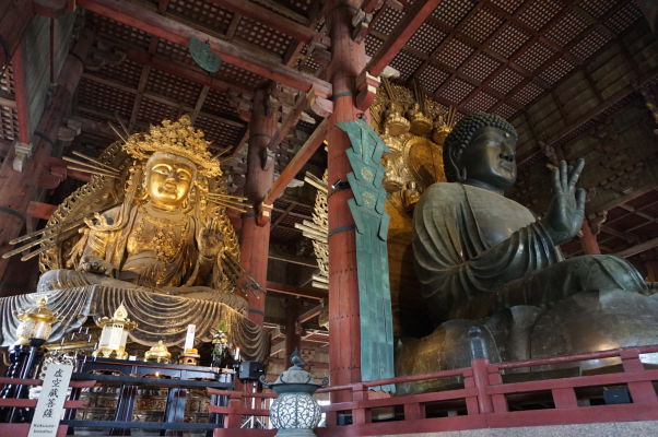 Najväčšia bronzová socha Budhu (Daibutsu) na svete v chráme Tódai-dži v Nare