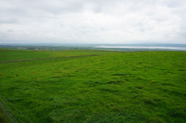 Okolitá krajina pri Moherských útesoch (Cliffs of Moher) na západnom pobreží Írska
