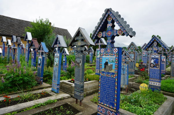 Maľované náhrobky na Veselom cintoríne