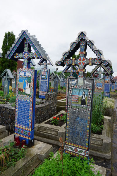 Maľované náhrobky na Veselom cintoríne