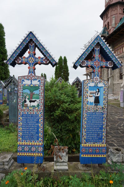 Maľované náhrobky na Veselom cintoríne v dedinke Săpânța