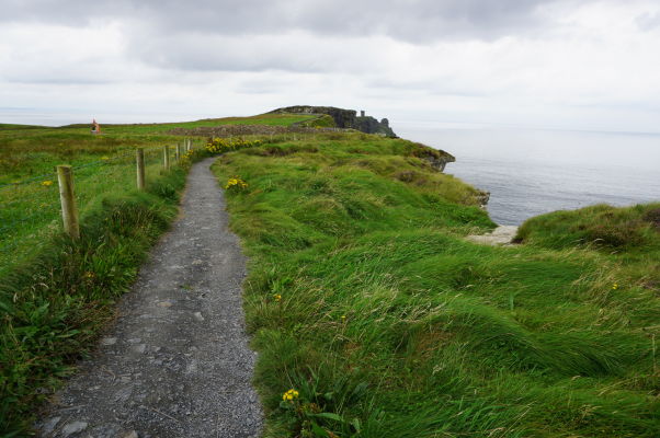 Moherské útesy (Cliffs of Moher) na západnom pobreží Írska - v diaľke vidieť Moherskú vežu (Moher Tower)