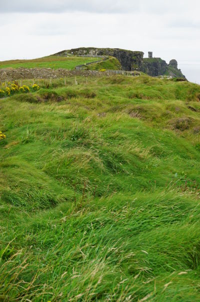 Moherská veža (Moher Tower) na Moherských útesoch (Cliffs of Moher) na západnom pobreží Írska