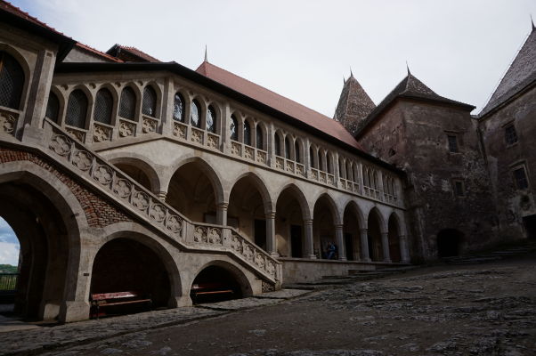 Nádvorie Korvínovho hradu v Hunedoare