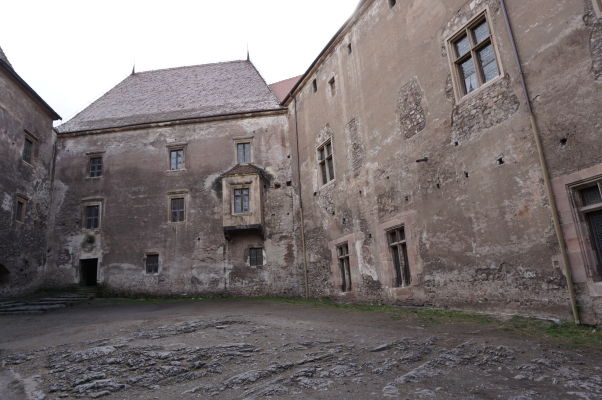 Nádvorie Korvínovho hradu v Hunedoare