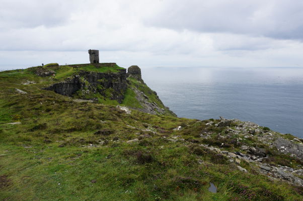 Moherská veža (Moher Tower) na Moherských útesoch (Cliffs of Moher) na západnom pobreží Írska