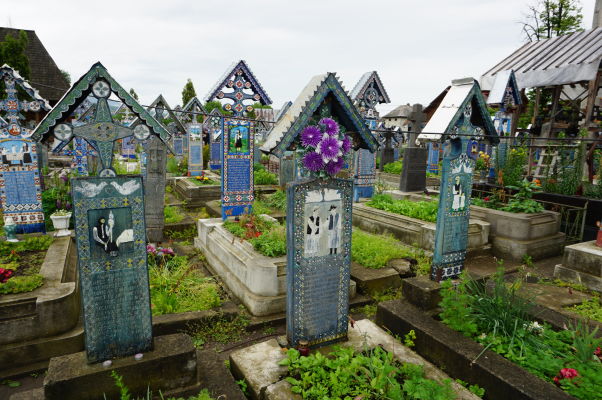 Maľované náhrobky na Veselom cintoríne v dedinke Săpânța