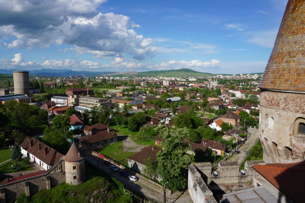 Výhľad z hradieb Korvínovho hradu na Hunedoaru